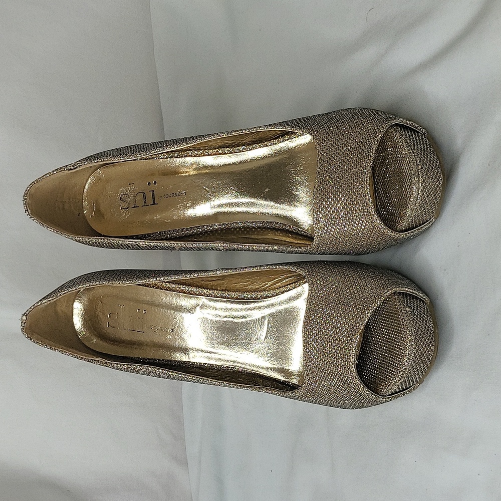 SHI BY Journeys Womens Gold Lame  Pump platform peep toe